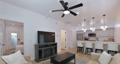 Elegant Casita half Mile to UA