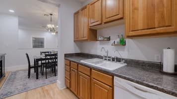 Een koelkast, een magnetron, een oven, een kookplaat