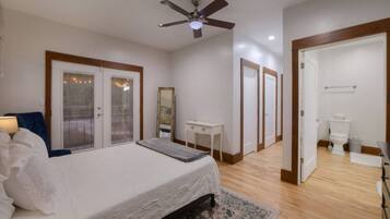 5 bedrooms, desk, iron/ironing board, WiFi