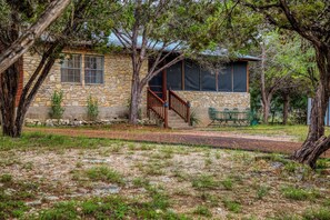 Exterior - Charming 3-bedroom cabin with WiFi, AC in serene Wimberley (Wimberley)