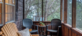 Charming 3-bedroom cabin with WiFi, AC in serene Wimberley