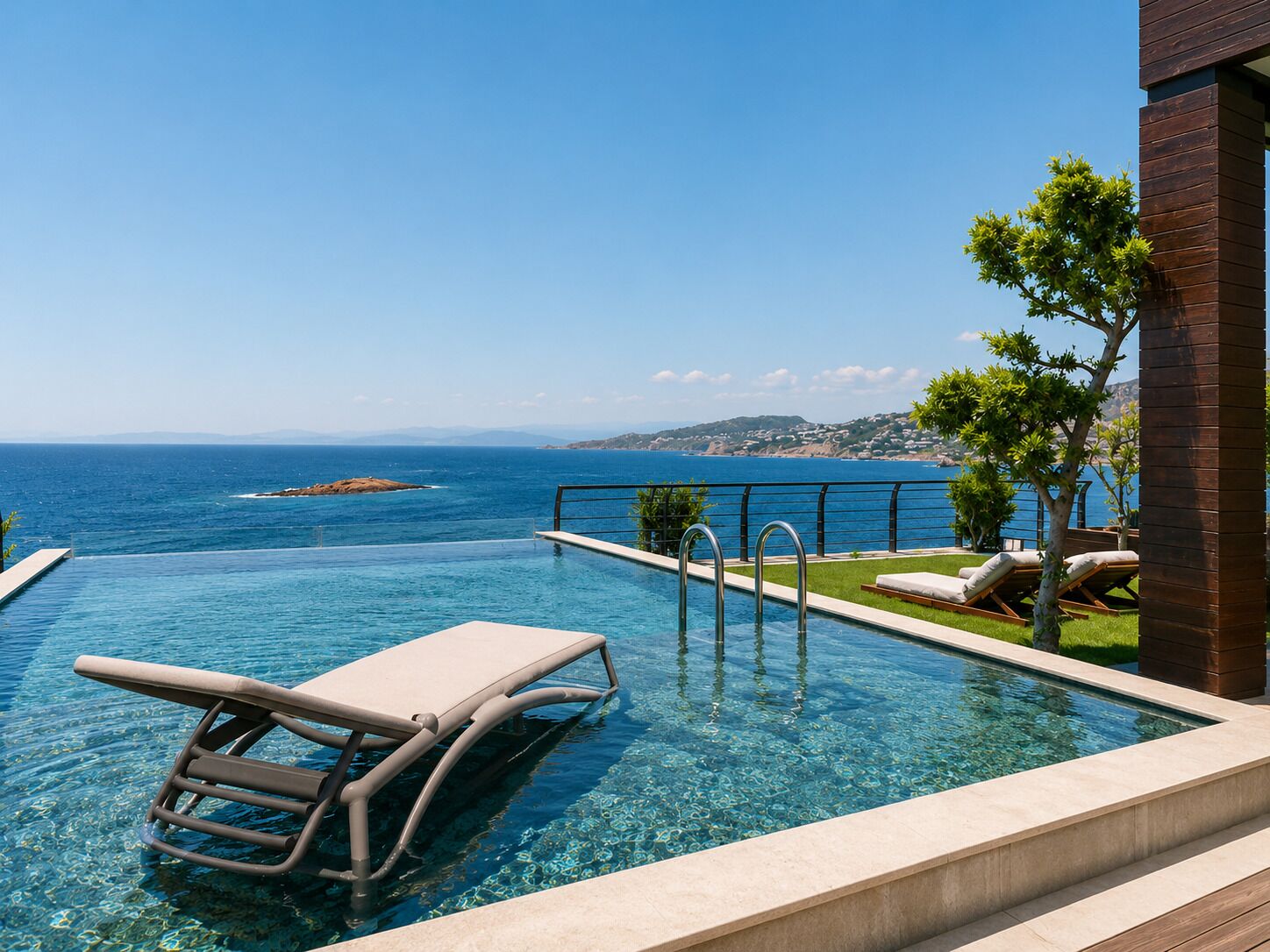 Una piscina infinita de agua azul cristalina, una silla de descanso y vistas al mar.
