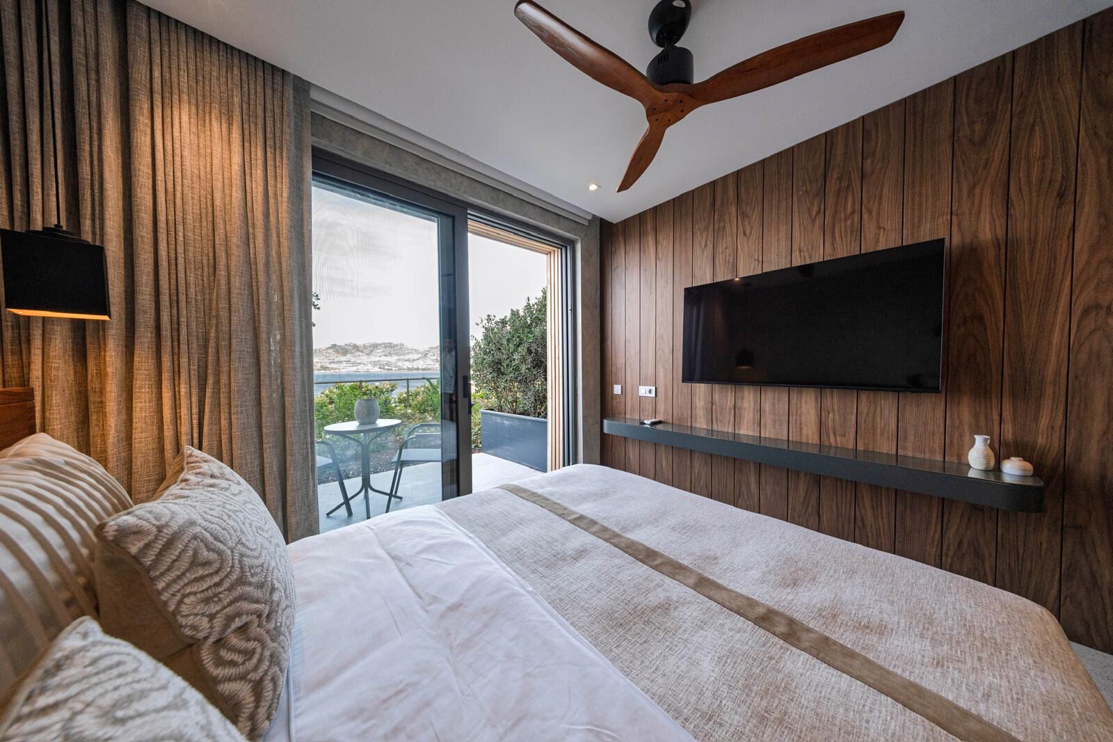 Deluxe Suite | Premium bedding, minibar, free WiFi, bed sheets