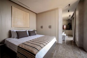 Junior suite, patio, uitzicht op zee | Luxe beddengoed, een minibar, gratis wifi, beddengoed