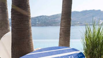 Praia particular, espreguiçadeiras, guarda-sóis, toalhas de praia