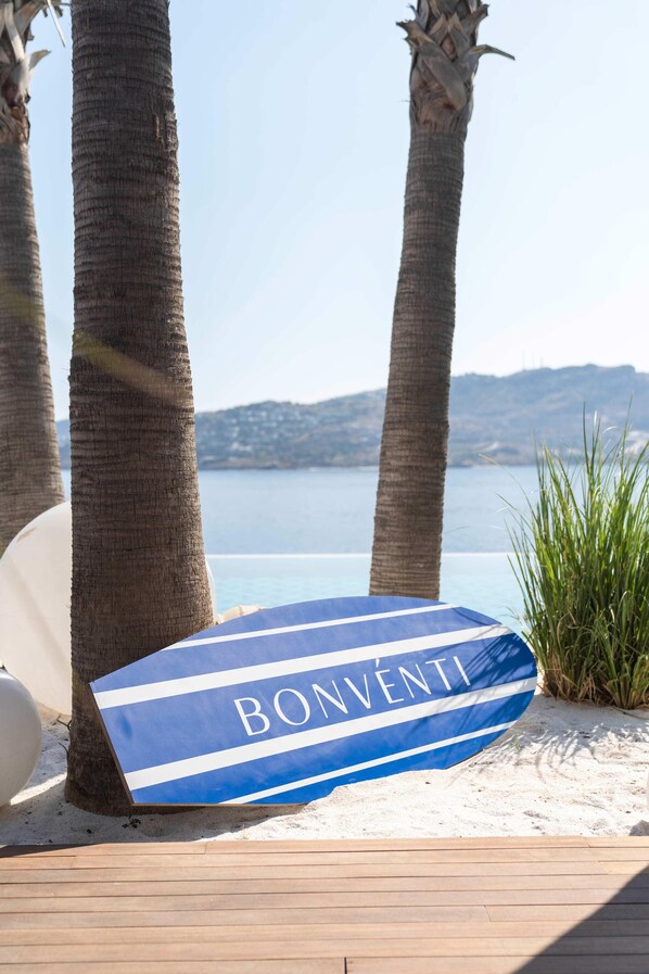 Plage privée, chaise longue, parasol, serviettes de plage