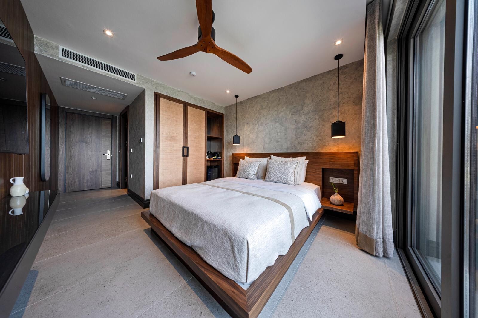 Premium bedding, minibar, free WiFi, bed sheets