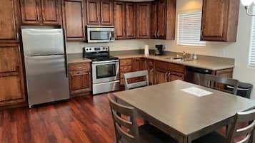 Fridge, microwave, stovetop, dishwasher