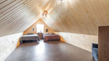 4 bedrooms, desk, travel crib, bed sheets