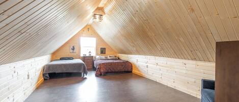 4 bedrooms, desk, travel crib, bed sheets