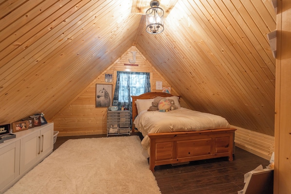 4 chambres, bureau, lit de bébé portatif, literie fournie