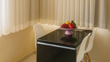 Apartamento conforto, várias camas, para não fumantes, vista para o jardim | Sala de jantar