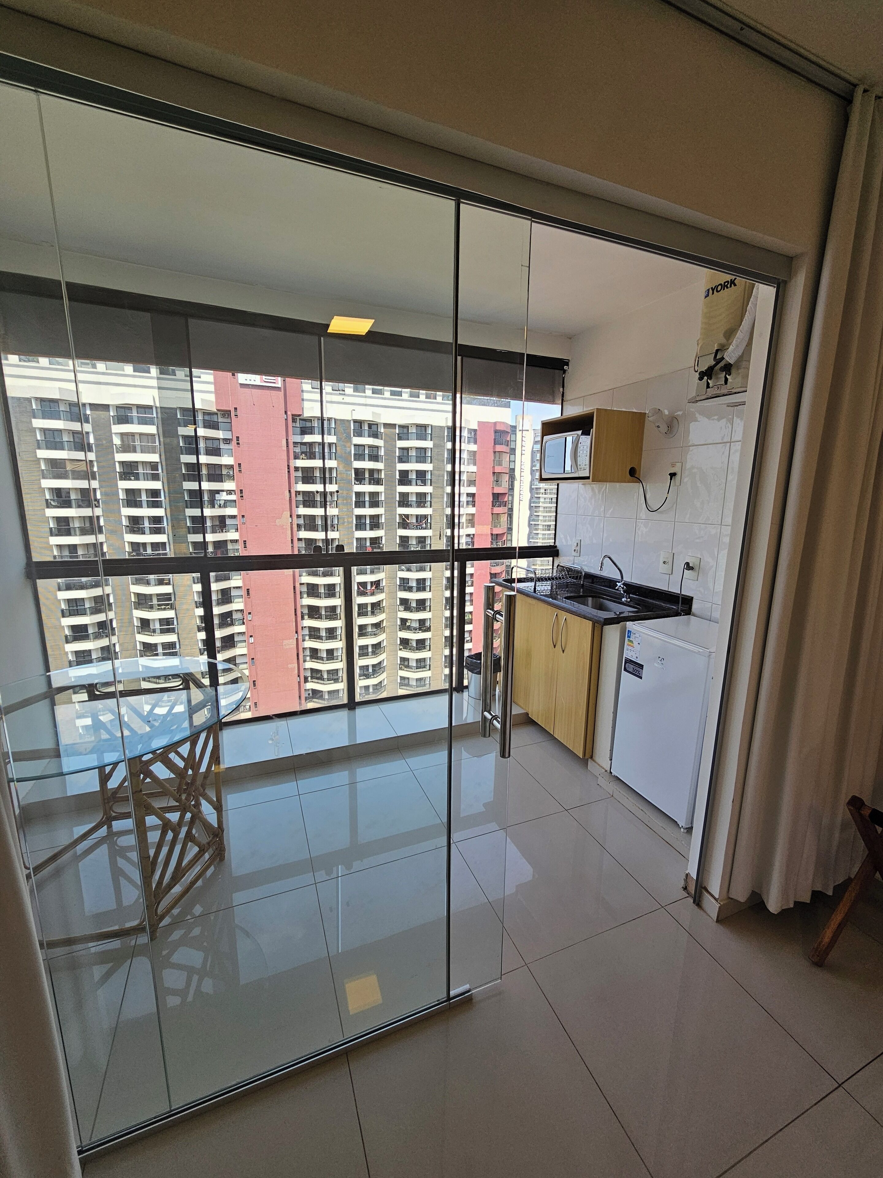 Apartament panoràmic, diversos llits, no fumadors, cuina | Cuina privada | Cafetera exprés i una taula de menjador 