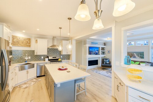 Pool View Home W/Porch Clubhouse Sauna Lake Erie!