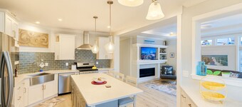 Pool View Home W/Porch Clubhouse Sauna Lake Erie!