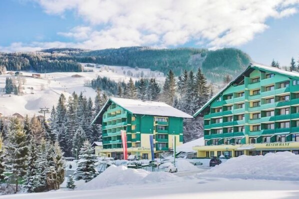 Situated in a mountainous area, this hotel offers stunning views of the surrounding landscape.