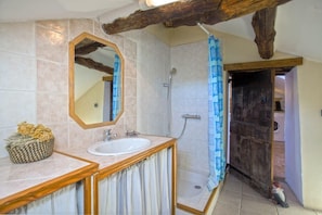 Dusche, Haartrockner, Handtücher