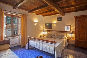 2 habitaciones, tabla de planchar con plancha y ropa de cama 