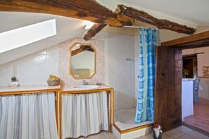 Shower, hair dryer, towels - Casa Tenda (Santo-Pietro-di-Tenda)