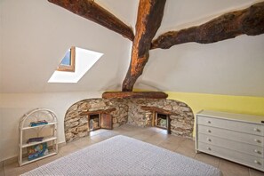 2 bedrooms, iron/ironing board, bed sheets
