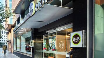 Een B&B hotel met een moderne gevel, grote ramen en een duidelijke ingang.