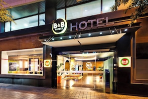 A B&B hotel entrance with a modern design, a reception desk, and a visible seating area. - B&B Hotel Castellón (Castelló de la Plana)