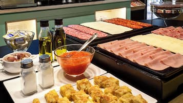 Ein Buffet mit verschiedenen Fleisch-, Käse- und Wurstwaren sowie Beilagen.