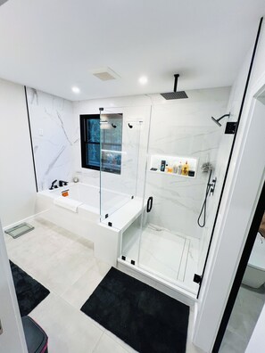 Dusche, Bidet, Handtücher, Seife