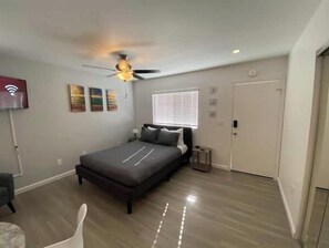 Iron/ironing board, WiFi, bed sheets - Remodeled Studio 2 Blocks from the Bay!! [#403] (San Diego)