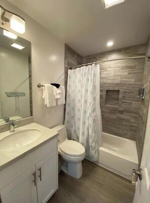 Serviettes fournies, savon, papier toilette