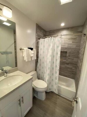 Serviettes fournies, savon, papier toilette