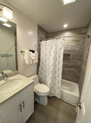 Serviettes fournies, savon, papier toilette