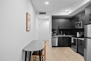 Micro-ondes, four, plaque de cuisson, lave-vaisselle