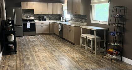 SPACIOUS LAKEHOUSE-2 mi from Curtis Creek at Milford Lake!-Huge Peaceful Yard