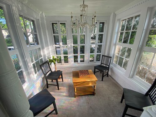 King Bed in 2-bedroom house in lovely Ferndale with AC