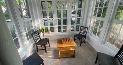 King Bed in 2-bedroom house in lovely Ferndale with AC