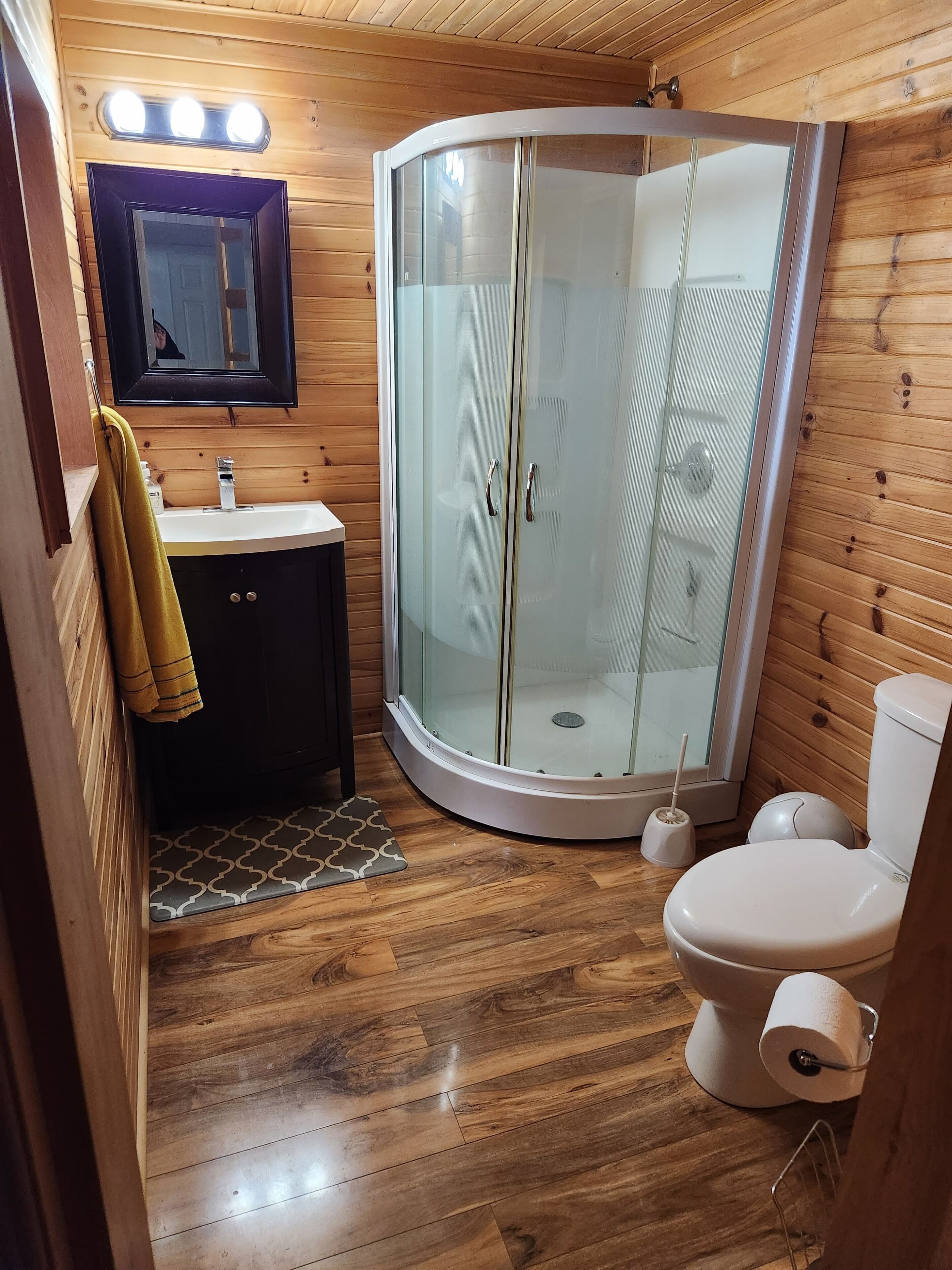 Douche, serviettes fournies, savon, papier toilette