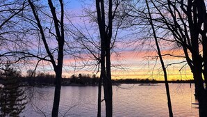 Une vue sur le lac, avec des arbres et un quai.