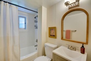 Douche, sèche-cheveux, serviettes fournies, savon