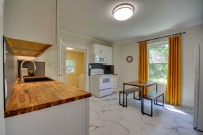 Coffee/tea maker, fridge, microwave, oven