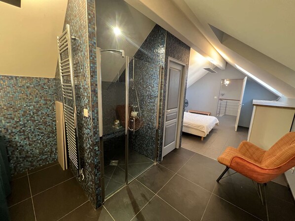 4 quartos, escrivaninha, Wi-Fi de cortesia