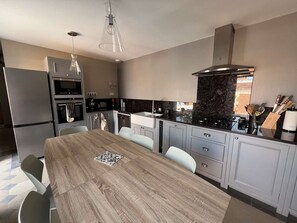 Geladeira, micro-ondas, fogão, cooktop