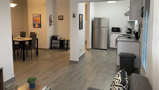 Un apartamento moderno con comedor, cocina y sala de estar.