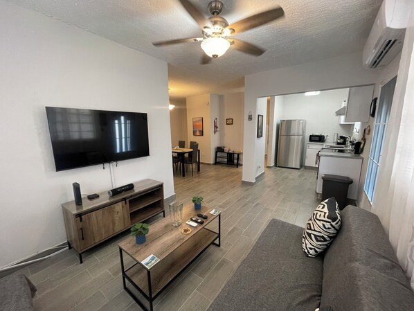 Smart TV - Charming 2-bedroom House with WiFi, AC in San Juan (San Juan)