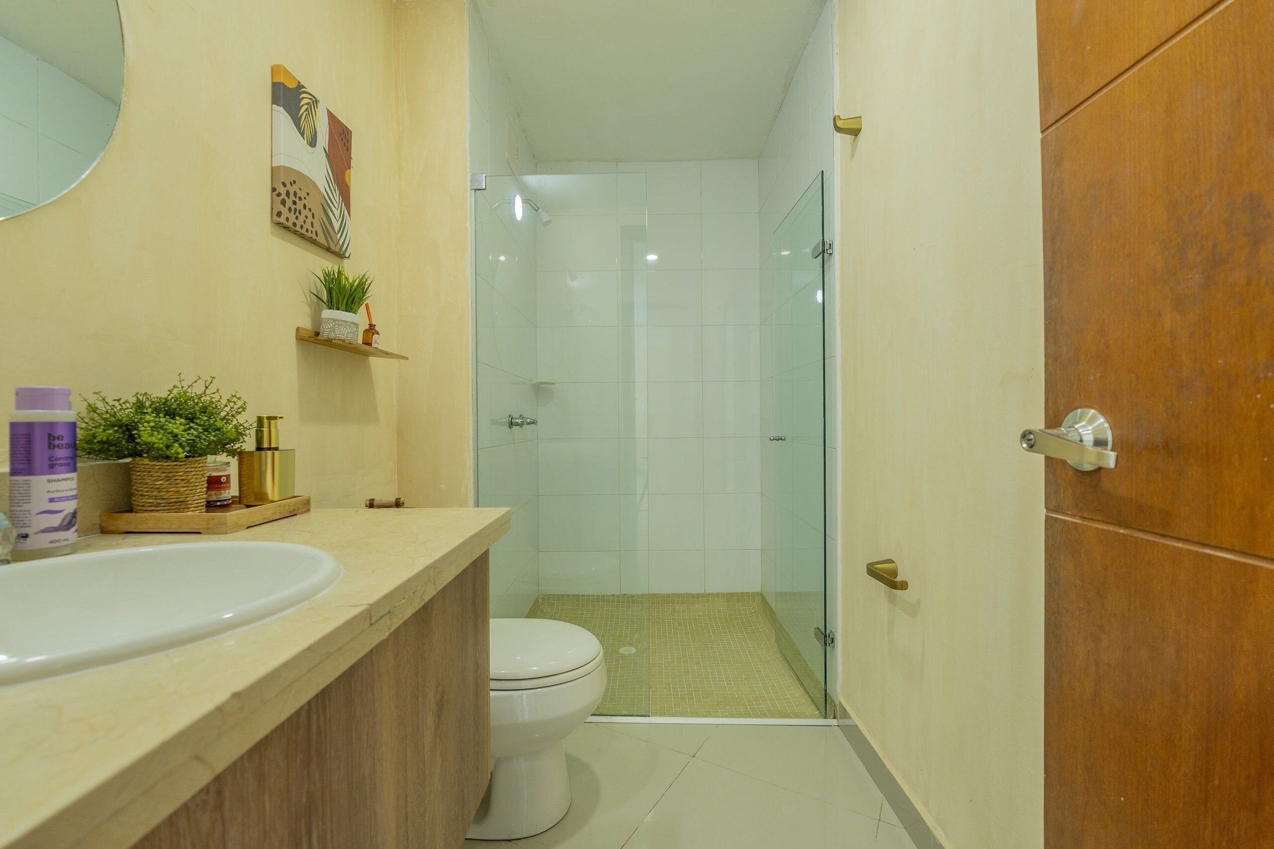 Une salle de bain équipée d’un lavabo, de toilettes et d’une douche.