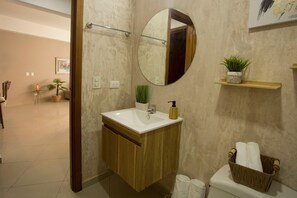 Deluxe Apartment | Bathroom | Soap, shampoo, toilet paper