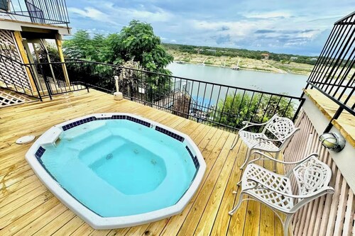 Breathtaking Views Above Lake Travis, Close To Austin w/ Pool & Hot Tub