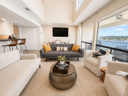 Breathtaking Views Above Lake Travis, Close To Austin w/ Pool & Hot Tub