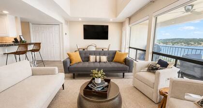 Breathtaking Views Above Lake Travis, Close To Austin w/ Pool & Hot Tub