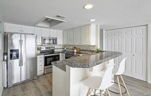 Mikrobølgeovn, ovn, kokeplater og oppvaskmaskin